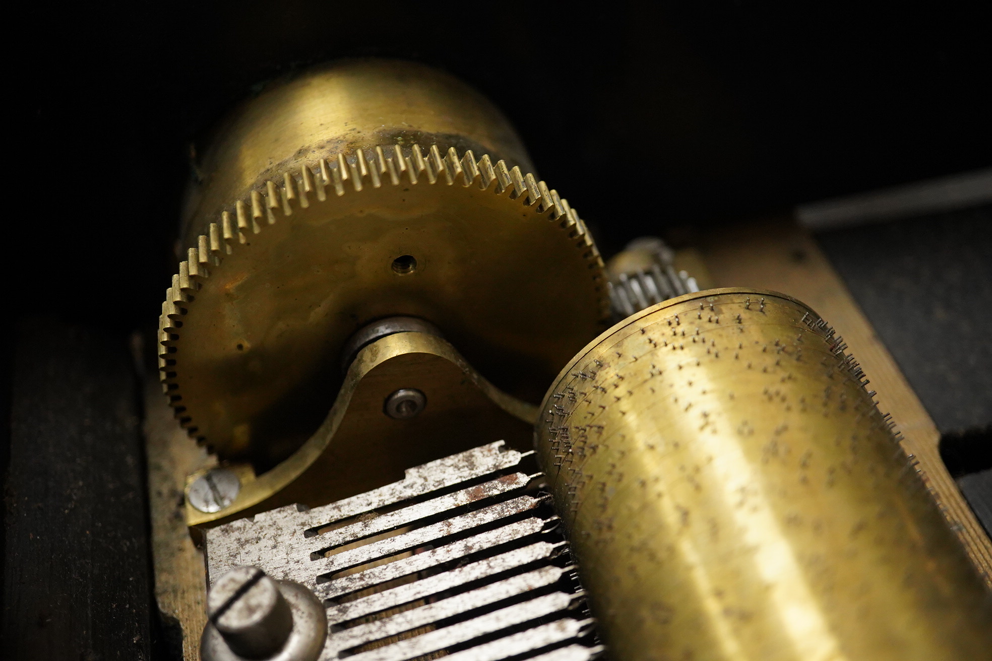 A mid-19th century inlaid and ebonised rosewood Swiss cylinder music box playing eight airs on a cylinder and three bells, card label to the inside of the lid listing the airs, complete with all teeth to the comb, cylind